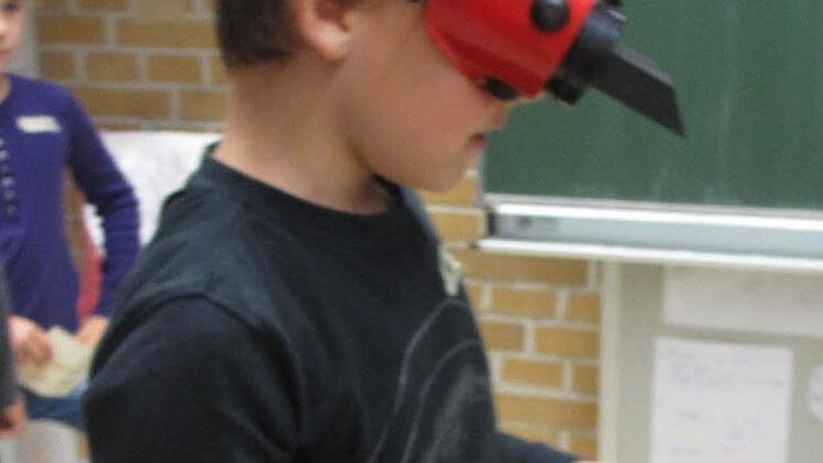 Jetzt klebt ihr alle an der Decke!" Für viel Spaß sorgte auch die Brille, die die Welt Kopf stehen ließ.