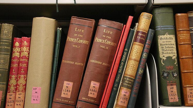 Noch mehr Albert-Andenken in Coburg: In der Landesbibliothek findet sich diese Biografie, die einst in der herzoglichen Familienbibliothek stand. Foto: Simone Bastian