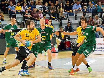 Adnan Harmandic warf vier Tore und zählte zu den besten Coburgern bei der 29:31-Niederlage gegen Minden. Fotos: Albert Höchstädter