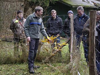 Bei einem Vor-Ort-Termin erläuterte Förster Michael Sautter den Gemeinderäten die Situation des Waldes. Foto: Winfried Ehling
