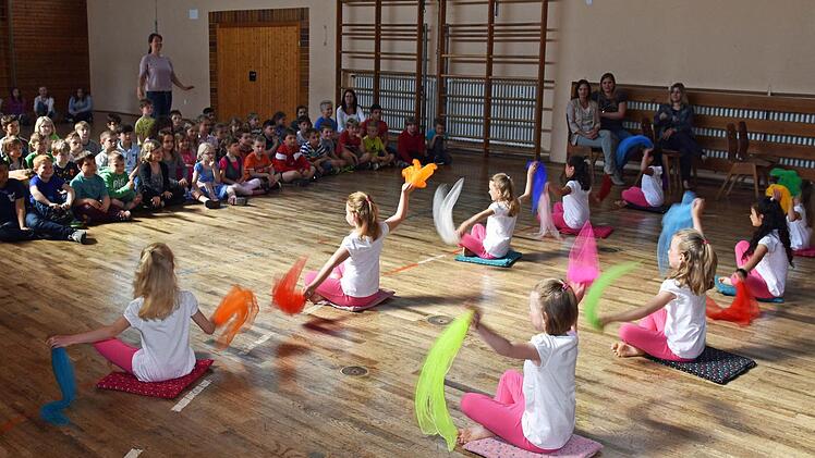 Die Kinder aus den Klassen 1g und 2g zeigten einen schönen Tanz, einstudiert von Marion Angler von der Ballettschule "On Point" in Haßfurt.