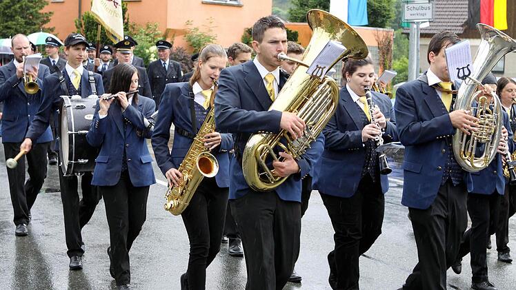 Die drei teilnehmenden Musikkapellen hatten auch mit dem Regenwetter zu kämpfen. Foto: Michael Wunder