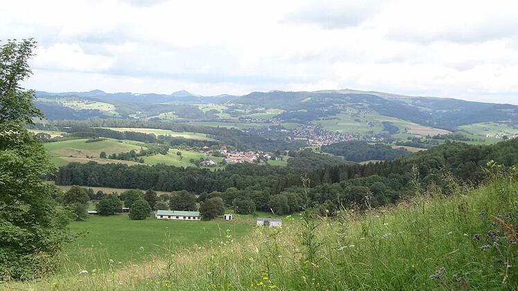 Ausblick in die Hessische Rhön. Markant erhebt sich die Milseburg, gut zu erkennen der langgezogene Höhenzug der Wasserkuppe. Foto: Marion Eckert