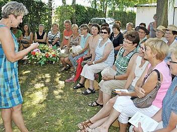 An der Station von Monika Streit ging es um Blumendekorationen und Dahlien.  Foto: Regina Vossenaul