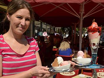 Es führen in Bad Kissingen während der aktuellen Hitzewelle viele Wege zur Erfrischung: Hier zum Beispiel bei Melanie im Café Rialto. Foto: Peter Rauch
