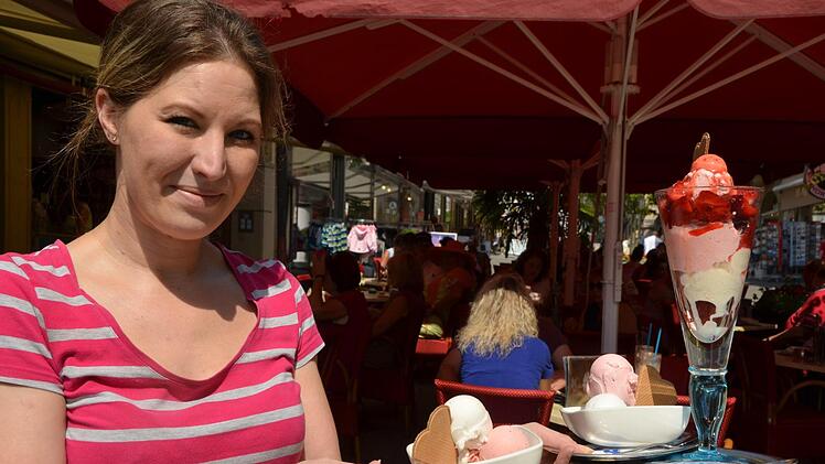 Es führen in Bad Kissingen während der aktuellen Hitzewelle viele Wege zur Erfrischung: Hier zum Beispiel bei Melanie im Café Rialto. Foto: Peter Rauch