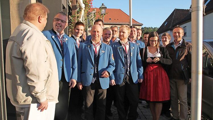 Der Musikverein behält sein Vereinszimmer im Dachgeschoss der Grundschule. Vor Beginn der Gemeinderatssitzung hatte sich stellvertretender Dirigent Thomas Krappmann (Zweiter von links) vom Musikverein Altenkunstadt mit Gemeinderat Gunter Czepera (links) unterhalten. Auch Hans-Werner Schuster (rechts) hörte zu.  Foto: Stephan Stöckel
