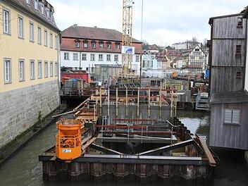 Auf der Regnitz-Baustelle an den Unteren Mühlen in Bamberg laufen die Arbeiten weiter auf Hochtouren - die zeitliche Verzögerung  soll aufgeholt werden.  Foto: Barbara Herbst