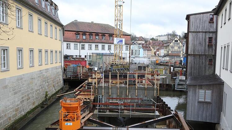 Auf der Regnitz-Baustelle an den Unteren Mühlen in Bamberg laufen die Arbeiten weiter auf Hochtouren - die zeitliche Verzögerung  soll aufgeholt werden.  Foto: Barbara Herbst