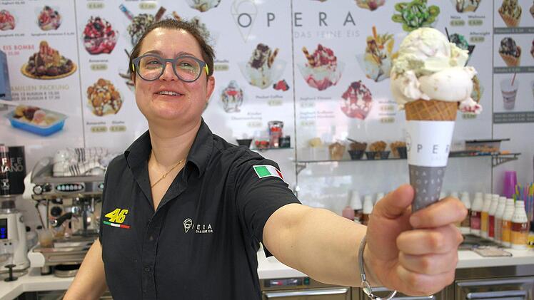 Immer gut gelaunt: Barbara Patrono von der Eisdiele Opera.