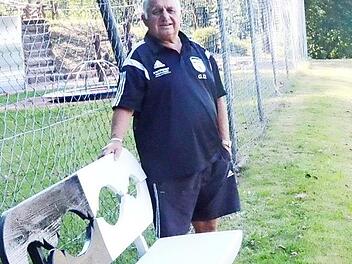 Gerhard Deininger an seiner schwarz-weißen Sitzbank an der Sportanlage in Haig Foto: K.-H. Hofmann