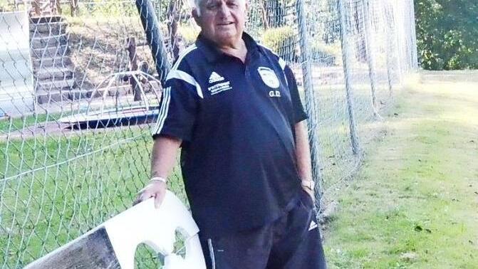 Gerhard Deininger an seiner schwarz-weißen Sitzbank an der Sportanlage in Haig Foto: K.-H. Hofmann
