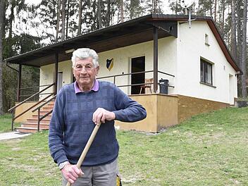 Günter Munzer hat 1962 mitgeholfen, als die Umkleide- und Sporthütte mitten im Wald gebaut wurde. Noch heute ist die Hilfe des rüstigen 78-Jährigen, der einst im erfolgreichen Bezirksliga-Team stürmte, am Areal des SV Meilschnitz sehr gefragt. Foto: Hagen Lehmann