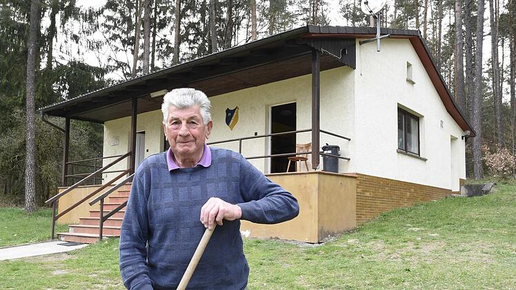 Günter Munzer hat 1962 mitgeholfen, als die Umkleide- und Sporthütte mitten im Wald gebaut wurde. Noch heute ist die Hilfe des rüstigen 78-Jährigen, der einst im erfolgreichen Bezirksliga-Team stürmte, am Areal des SV Meilschnitz sehr gefragt. Foto: Hagen Lehmann