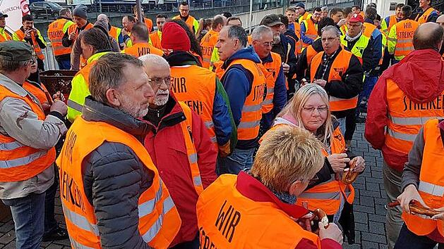 In Kulmbach beteiligten sich rund 80 Angestellte am Warnstreik.  Foto: Michael Grundl
