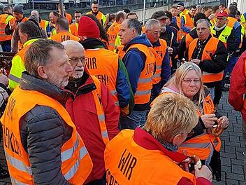 In Kulmbach beteiligten sich rund 80 Angestellte am Warnstreik.  Foto: Michael Grundl