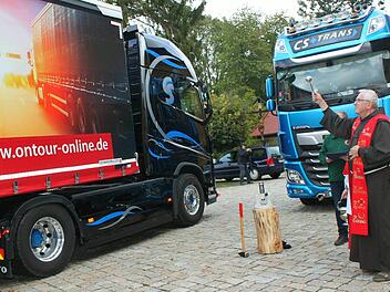 Ein Zeichen für die Würde von Truckern: Franziskanerpater Heribert segnete auf dem Basilikavorplatz den Auflieger, auf dessen Plane die Botschaft "Hier fährt der Mensch! Seine Würde ist uns heilig!" angebracht ist. Foto: Gerd Klemenz
