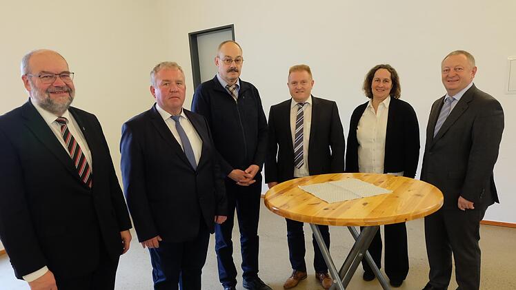 Politik und Kirche vereint  (von links): Pfarer Peter Rüb, Bürgermeister Egon Klöffel, Rannungens Bürgermeister Fridolin Zehner, Maßbachs Bürgermeister Matthias Klement, Pfarrerin Elfriede Schneider und Landrat Thomas Bold. Philipp Bauernschubert