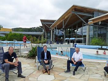 Vor den Außenbecken der Therme Obernsees (v. l.): Betriebsleiter Ulrich Gesell, Landrat Florian Wiedemann, Zweckverbandsgeschäftsführer Gernot Geyer und Mistelgaus Bürgermeister Karl Lappe  Foto: Thomas Weichert