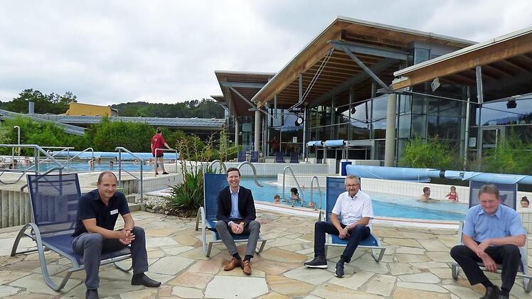 Vor den Außenbecken der Therme Obernsees (v. l.): Betriebsleiter Ulrich Gesell, Landrat Florian Wiedemann, Zweckverbandsgeschäftsführer Gernot Geyer und Mistelgaus Bürgermeister Karl Lappe  Foto: Thomas Weichert