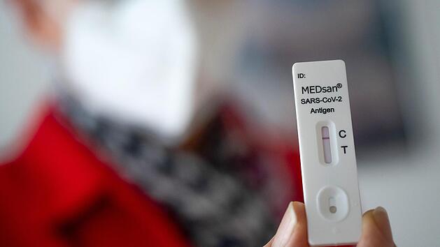 Seit Beginn der Pandemie wurden im Landkreis Kulmbach 1026 Menschen positiv auf das Coronavirus getestet. Symbolfoto: Sebastian Gollnow/dpa