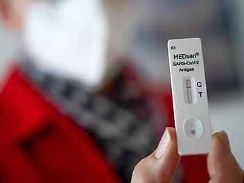 Seit Beginn der Pandemie wurden im Landkreis Kulmbach 1026 Menschen positiv auf das Coronavirus getestet. Symbolfoto: Sebastian Gollnow/dpa