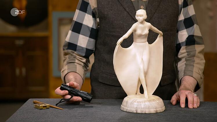 Die Goldscheider-Statuette einer Tänzerin aus Alabasterguss nach einem Entwurf von Josef Lorenzl aus dem Jahr 1928 wird auf 550 bis 600 Euro geschätzt. Bei 800 Euro freut sich David Suppes über den Zuschlag.