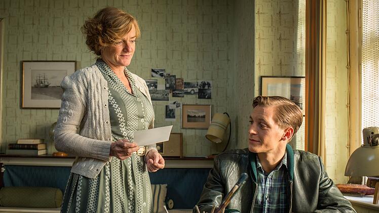 Niemand in seinem Umfeld wei&szlig; zun&auml;chst, dass der Sch&uuml;ler Christian (Jonas Nay) Gef&uuml;hle f&uuml;r seine neue Lehrerin hat, schon gar nicht seine Mutter Jutta (Nina Petri).