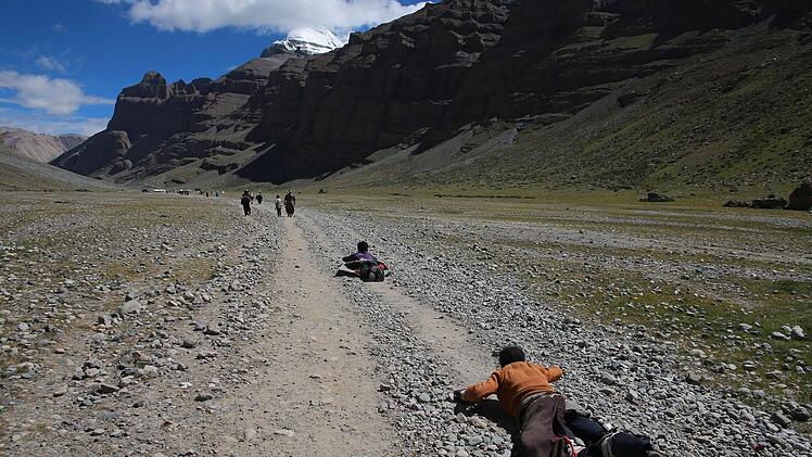 Tibetische Pilger umrunden den Berg Kailash