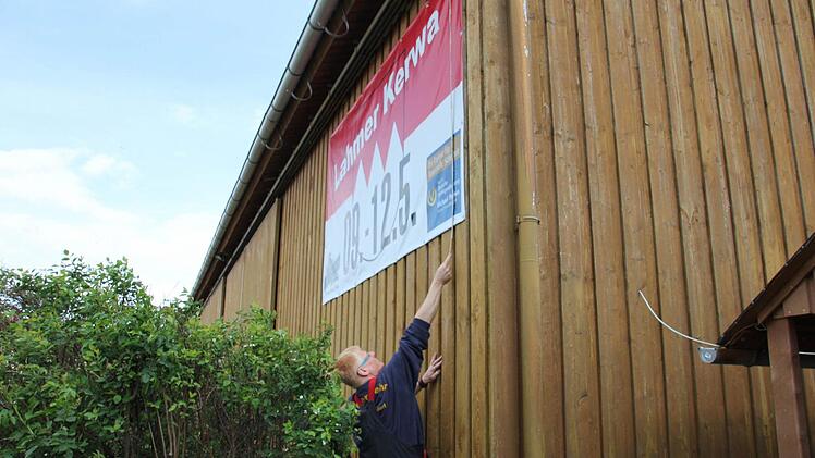 Peter Kraus misst die Größe der Werbeplakate für die Lahmer Kirchweih nach. "Eine Genehmigungspflichtige Anlage", meint Gemeinderat Matthias Bauer dazu. Fotos: Ralf Kestel