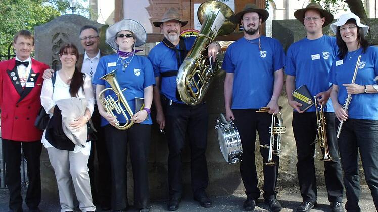Thomas Haubold, Karin Seban, 3. Bürgermeister Dieter Seban und die Römershager Mini-Brass-Band mit Sonja Miller, Erwin Miller, Bernd Miller, Andreas Miller sowie Barbara Miller vertraten Bad Brückenau in Kirkham.  Foto: Hans Rohrmüller