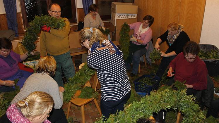Bögen werden gebunden. Foto: Carmen Schwind