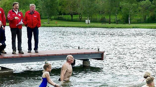 Ronja Thiel, Heinz Biedermann, Gerlinde Muhr und Henrik Striewski wagten beim Anschwimmen der Wasserwacht trotz der nicht gerade einladenden Wasser- und Lufttemperatur einen Ausflug in den Badesee.  Foto: Dieter H&uuml;bner