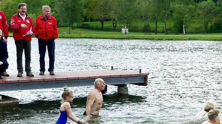Ronja Thiel, Heinz Biedermann, Gerlinde Muhr und Henrik Striewski wagten beim Anschwimmen der Wasserwacht trotz der nicht gerade einladenden Wasser- und Lufttemperatur einen Ausflug in den Badesee.  Foto: Dieter Hübner