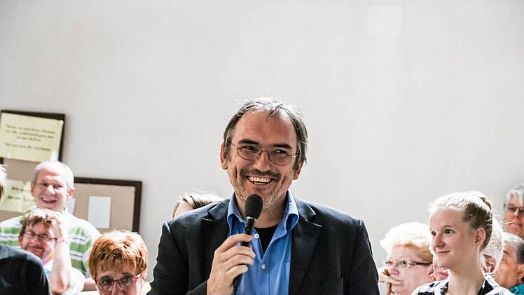 Samba-Festival in Coburg: Dekan Andreas Kleefeld begrüßt die Quastenflosser in der Heilig-Kreuz-KircheFoto: Jochen Berger