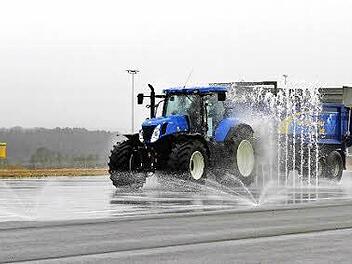 Beim Fahrsicherheitstraining werden knifflige Situationen geübt. Fotos: Sonny Adam