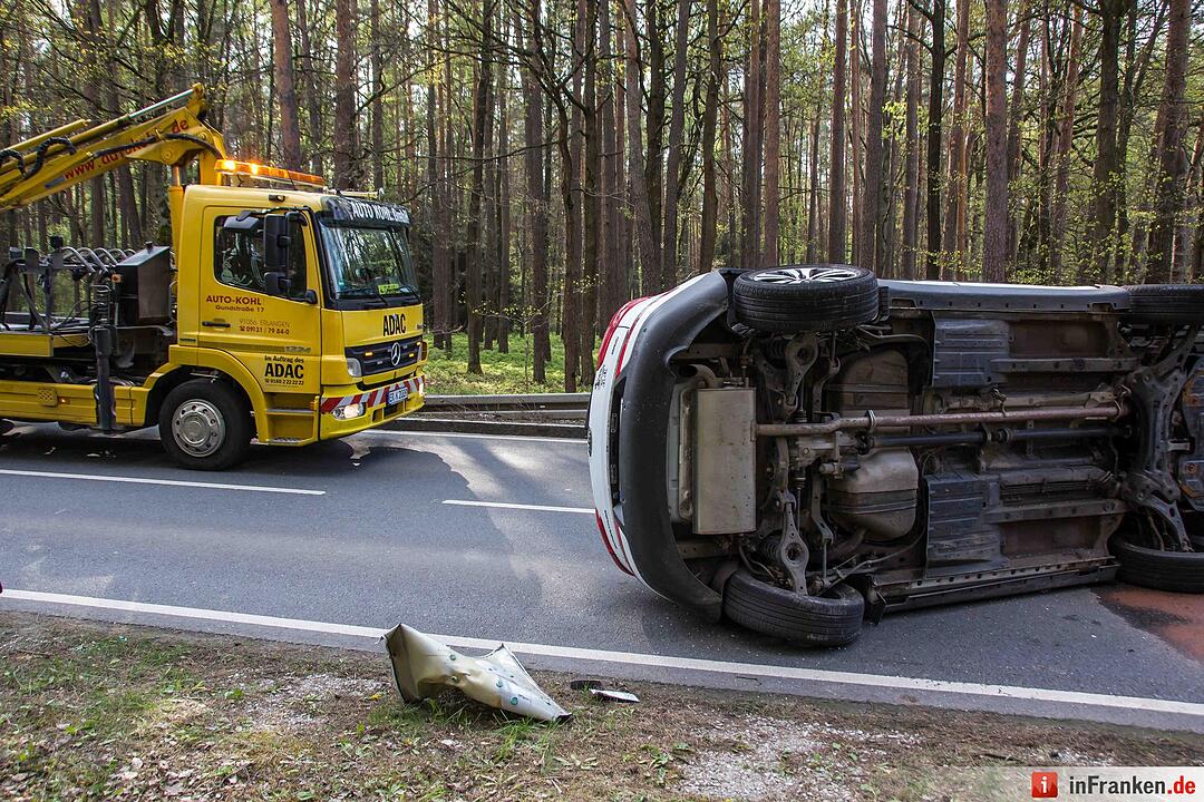Unfall: Auto gerät bei Beutelsdorf auf Gegenfahrbahn und streift einen Traktor