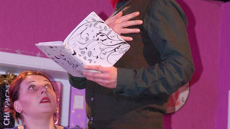 Frank Walther trägt Silvia Canola-Haußner seine Ode vor.