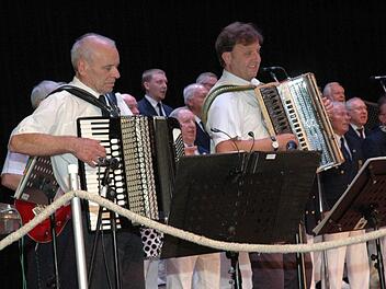 Die Akkordeonisten Helmut und Harald waren Stimmungsgaranten beim Konzert des Seemannschors.Edmund Meißinger