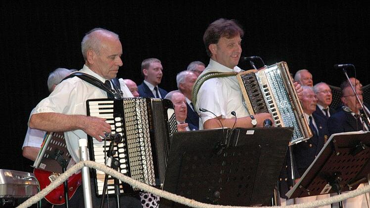 Die Akkordeonisten Helmut und Harald waren Stimmungsgaranten beim Konzert des Seemannschors.Edmund Meißinger