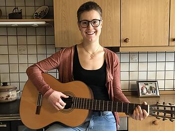 Louisa Friedrich in der Küche ihrer Großeltern - ihnen und eben dieser Küche und dem Leben darin hat die Medizinstudentin ein Lied gewidmet. Foto: Anja Vorndran