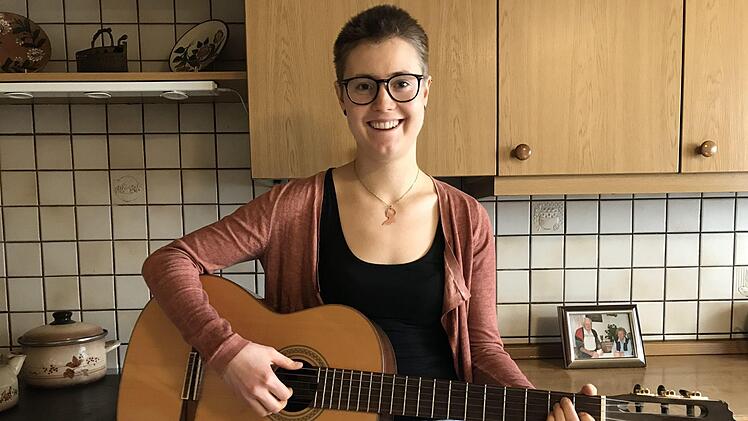 Louisa Friedrich in der Küche ihrer Großeltern - ihnen und eben dieser Küche und dem Leben darin hat die Medizinstudentin ein Lied gewidmet. Foto: Anja Vorndran