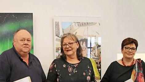 Die Publikumspreise überreichte Vorsitzende Anita Magdalena Franz (Mitte) an Waltraud Caroline Keyn und Wieland Prechtl.