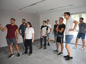 Gemeinsam mit Bürgermeisterin Sonja Reubelt sprachen die Jugendlichen  über die künftige Gestaltung des Jugendraums in Langenleiten. Foto: Marion Eckert