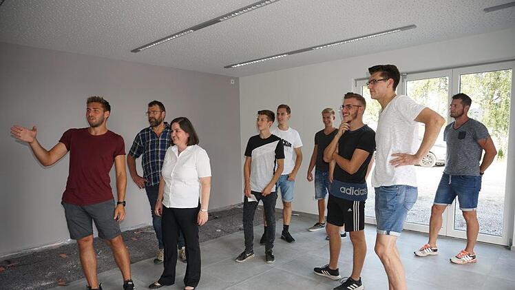 Gemeinsam mit Bürgermeisterin Sonja Reubelt sprachen die Jugendlichen  über die künftige Gestaltung des Jugendraums in Langenleiten. Foto: Marion Eckert