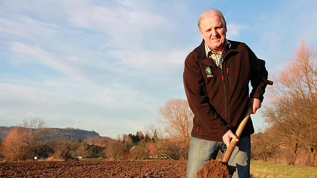 Reinhard Friedrich, stellvertretender Kreisobmann, bewirtschaftet die Fl&auml;che der Solawi Ebermannstadt. Fotos: Franziska Rieger
