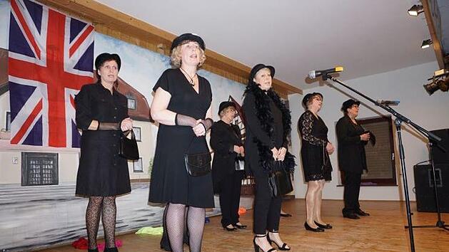 Der Frauenchor durfte erst nach einer Zugabe - und zwar als Witwen - von der B&uuml;hne.  Foto: Marion Ekcert