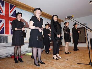 Der Frauenchor durfte erst nach einer Zugabe - und zwar als Witwen - von der Bühne.  Foto: Marion Ekcert