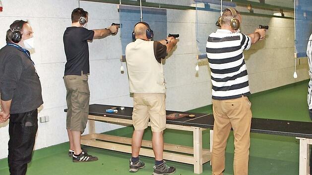 Der Sportleiter Christian Thiel (von links) und Wolfgang Masching beaufsichtigten das Testschießen nach einer langen coronabedingten Pause am zwischenzeitlich umfassend renovierten Kurzwaffenstand.