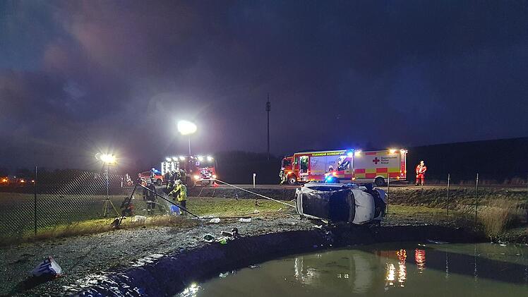 Der Moment, in dem die Feuerwehr das Auto aus dem Regenrückhaltebecken zieht.